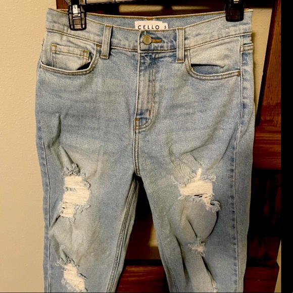 A5 - 258 NWOT Cello High rise distressed mom jeans size 5 - Picture 8 of 15